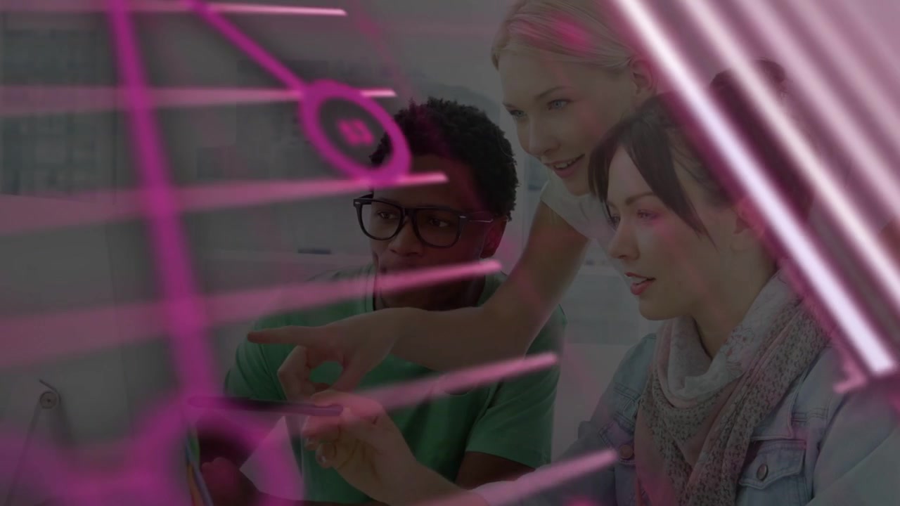 Vertikal video: En trio med tørklæde gennemgår indhold, læner sig mod en kontorskærm og bruger en pen, mens en magenta HUD passerer.