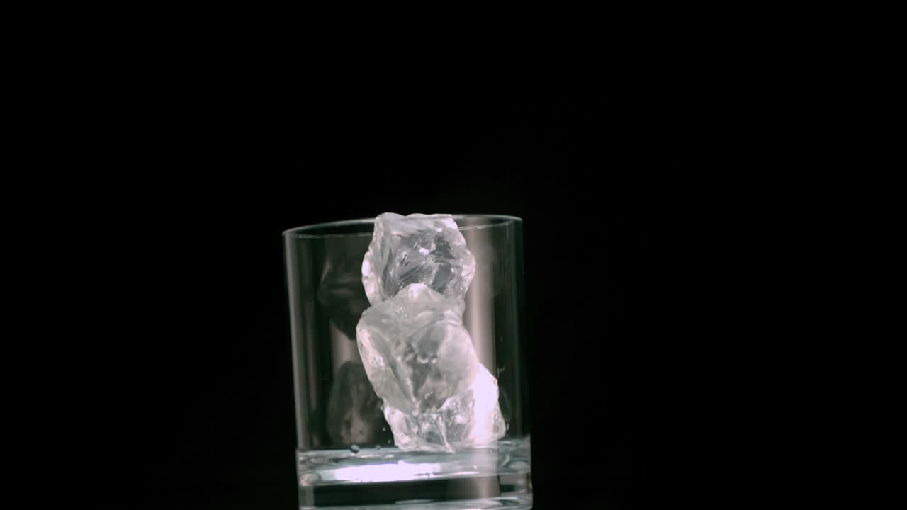 tres cubos de hielo cayendo en un vaso