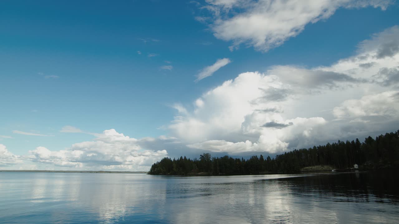 lapso de tiempo de cumulus de nube de tormenta sobre el lago nasijarvi finlandia