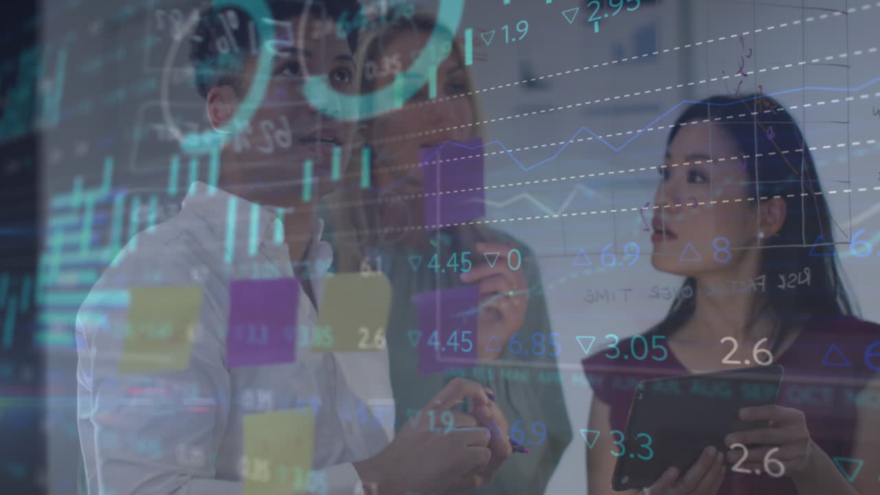 animación del procesamiento de datos financieros sobre diversas personas de negocios