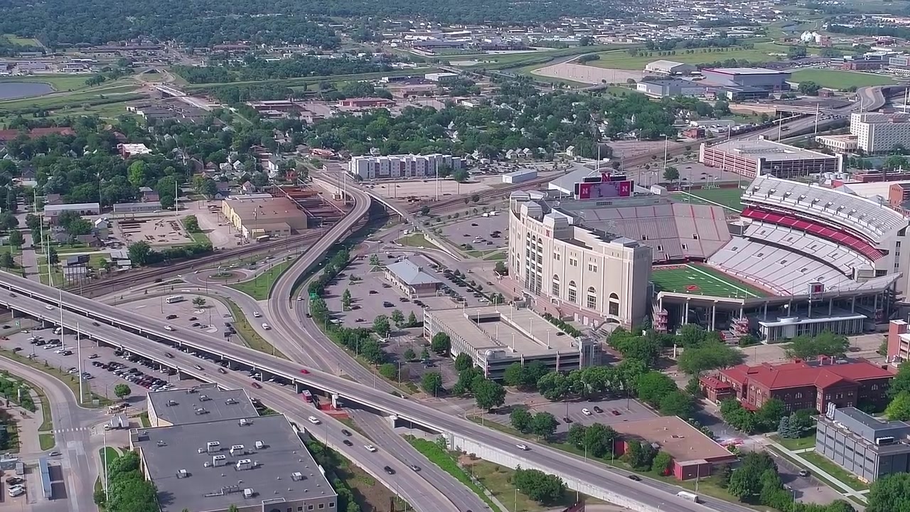 Vista de una ciudad con carreteras, edificios y un estadio deportivo en los EE. UU.