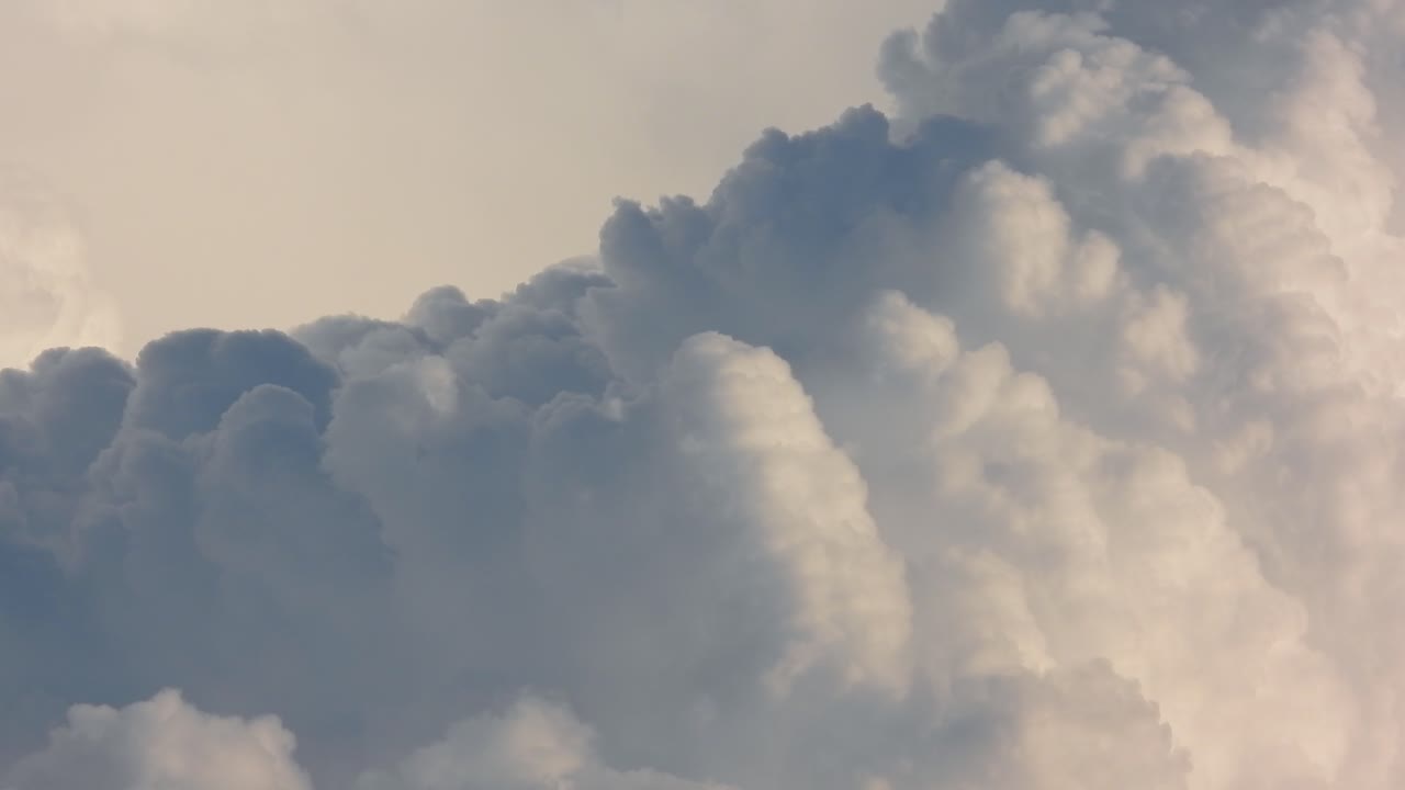 nubes de cumulonimbus cambiando capturadas con el lapso de tiempo