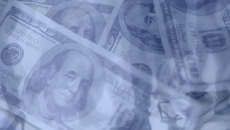 la gente caminando y los billetes de dólar de estados unidos girando