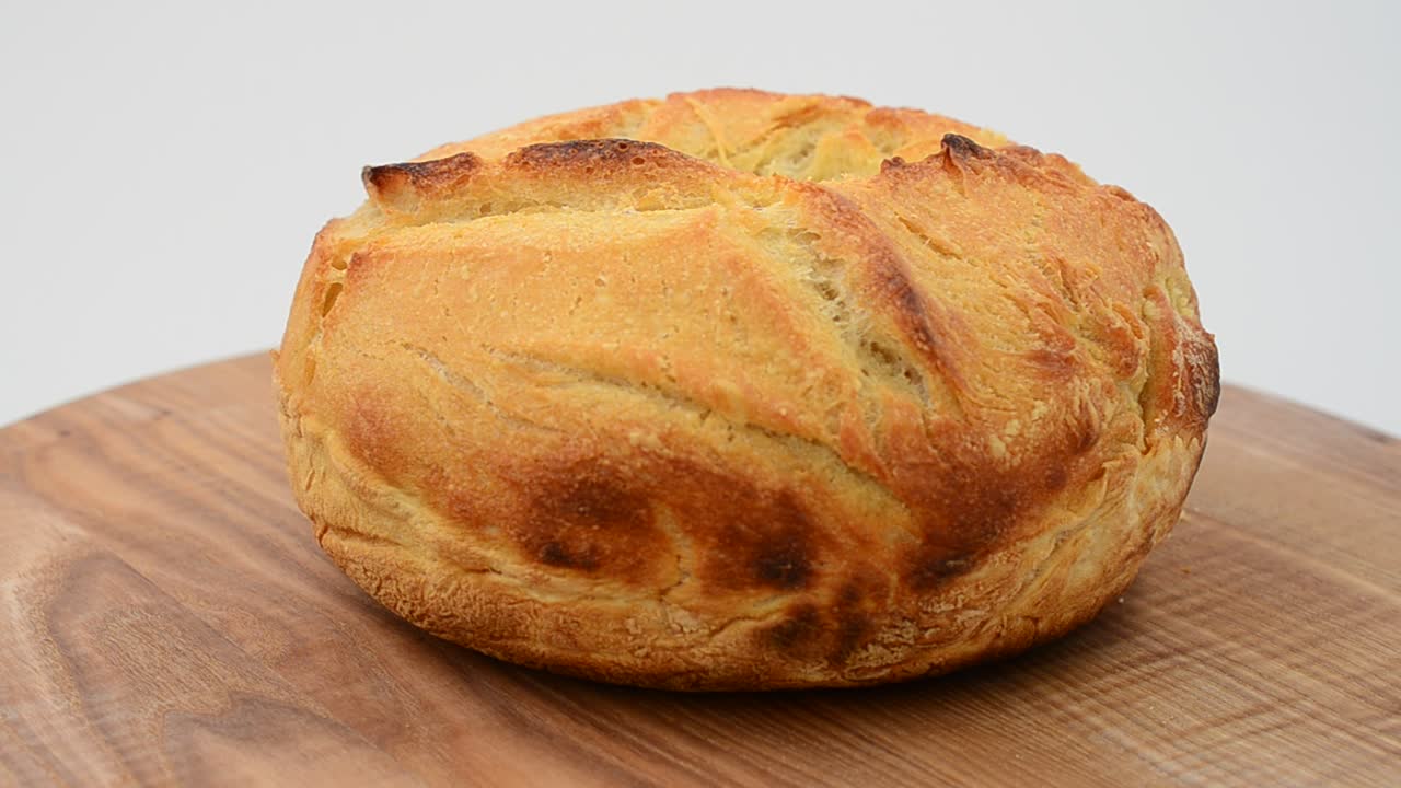Pagnotta di pane su un tagliere da cucina. Riprese in movimento