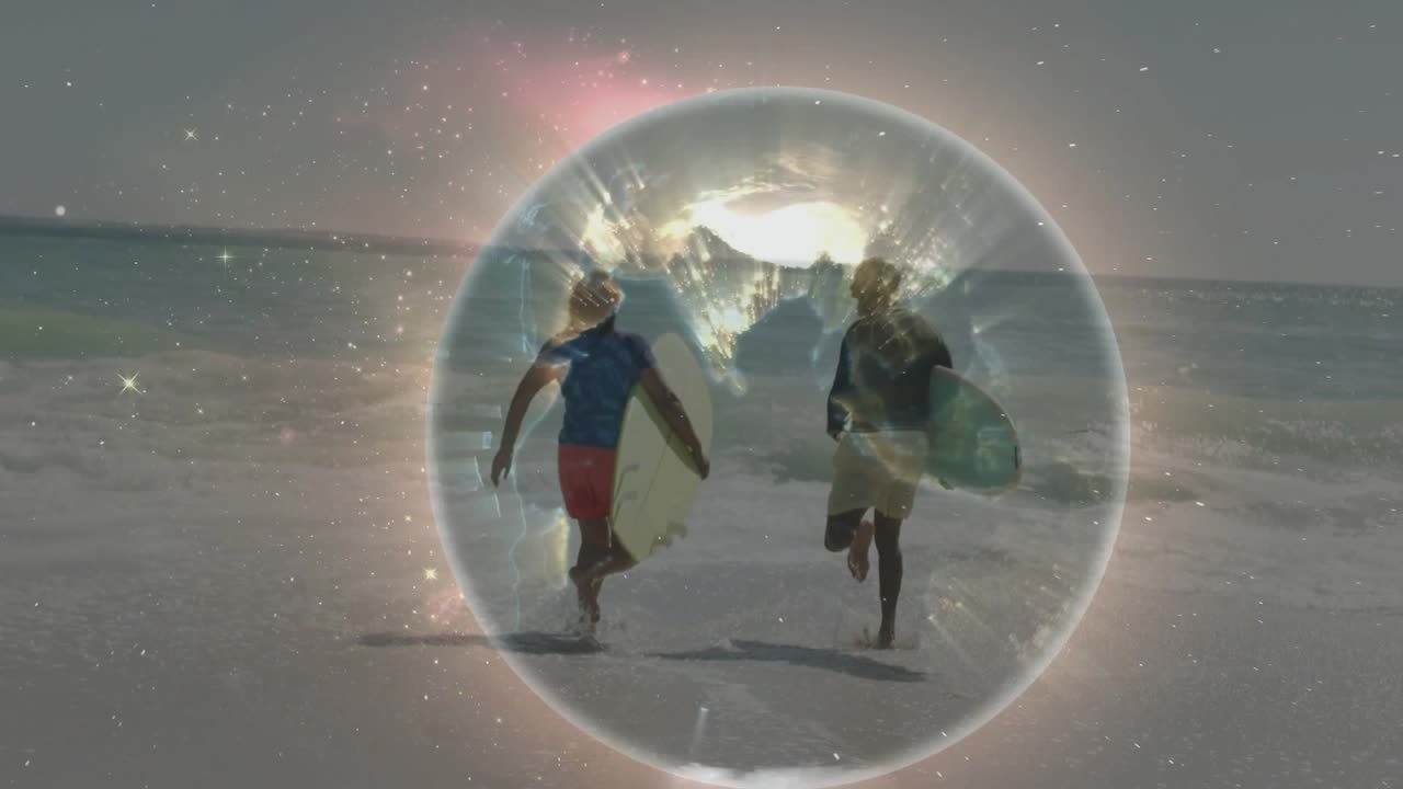 Dos surfistas llevando tablas corriendo hacia el océano, su movimiento activa una superposición de globo que mapea el viaje.