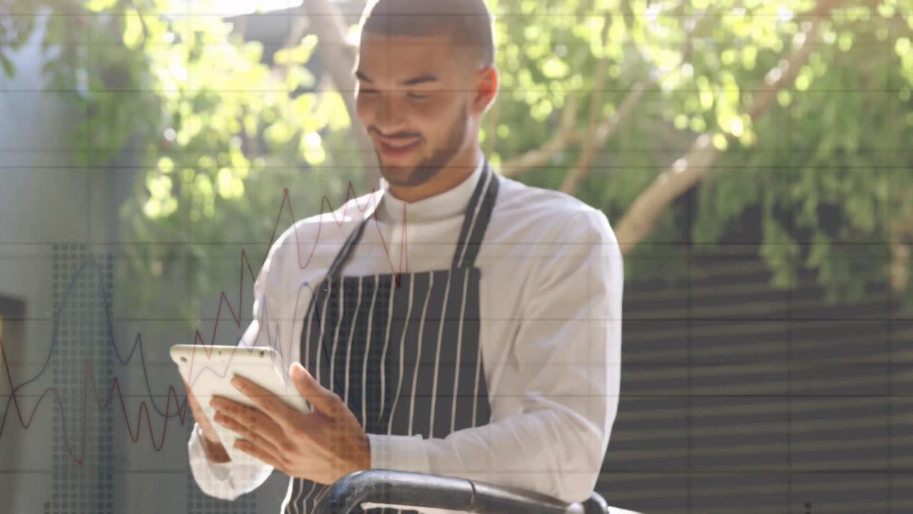 animación del procesamiento de datos financieros a través de un vendedor masculino biracial con una tableta