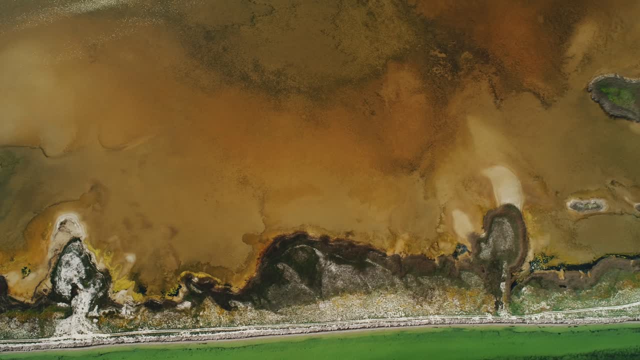 vista aérea de un ecosistema de lago salado o pantano