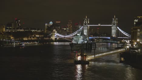 tower bridge und skyline der stadt mit hms belfast an der themse london großbritannien bei nacht 1