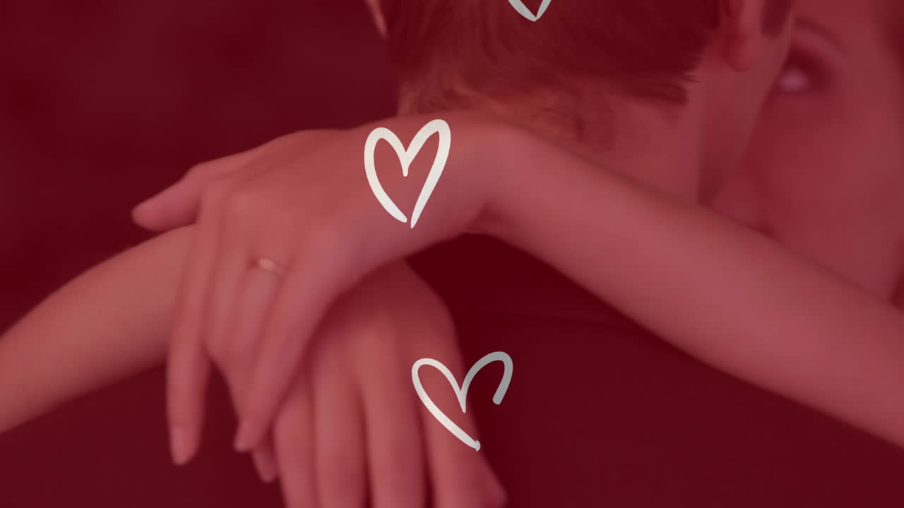 animación de corazones blancos sobre una pareja caucásica con ropas de novia y bailando