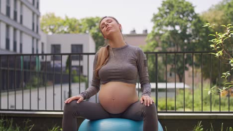 Mujer-Embarazada-Durante-El-Ejercicio-En-Casa