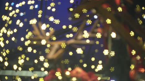 decoración de adornos navideños desenfocados en luz bokeh de copo de nieve.