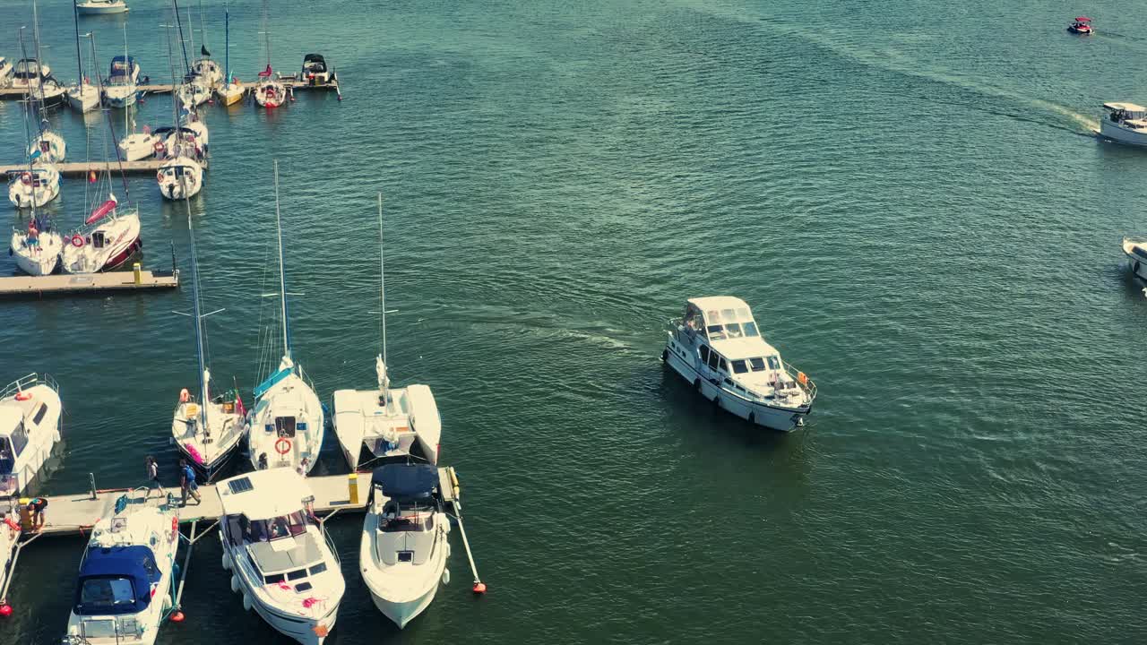 Lancha saindo da marina no lago
