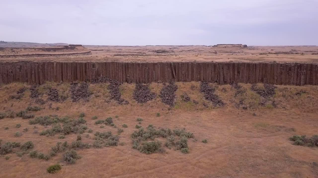 scablands flyover: islas de columnas de roca escarpadas de las inundaciones de la era glacial