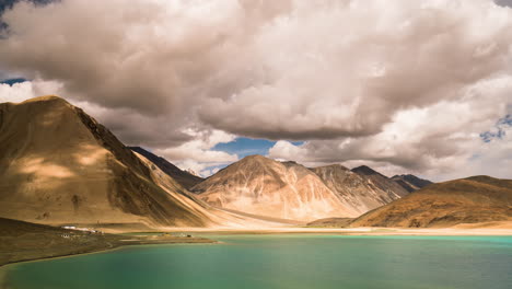 Stunning-Pangong-Tso,-a-saltwater-lake-4250m-altitude-in-Ladakh,-bordering-China-with-rolling-clouds