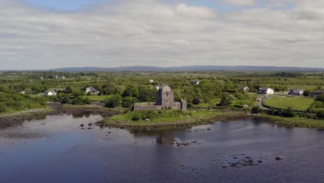 el dolly aéreo se acerca al imponente castillo de dunguaire.