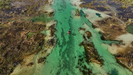 Volando-Sobre-Una-Canoa-Inflable,-A-Través-De-Los-Rápidos-De-Bacalar,-En-El-Soleado-México---Vista-Aérea