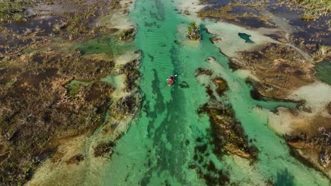 volando sobre una canoa inflable, a través de los rápidos de bacalar, en el soleado méxico - vista aérea