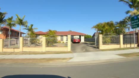 punto de vista de conducción orientado hacia la izquierda de la tranquila autopista suburbana australiana: ideal para el reemplazo de la pantalla verde de la escena interior del automóvil