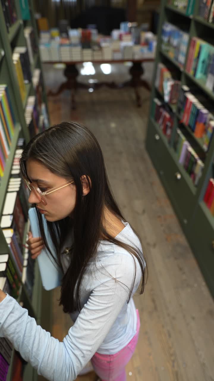 mujer buscando un libro en una biblioteca