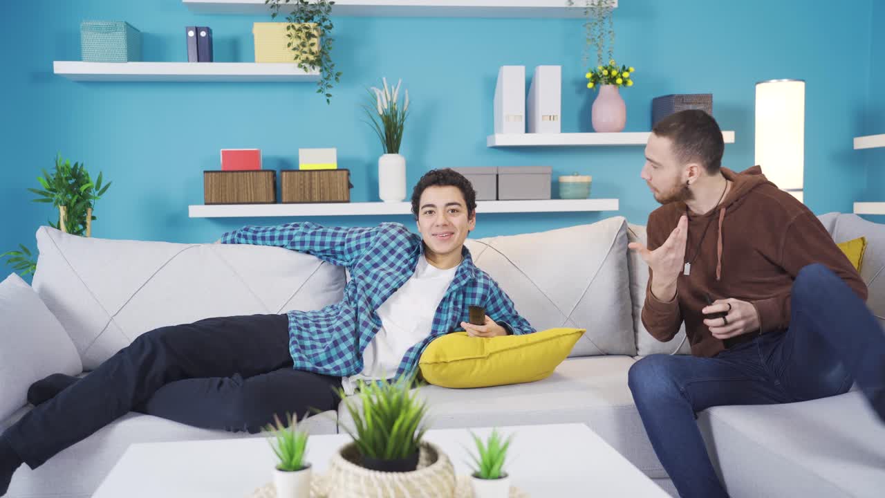 큰 동생은 집에서 tv를 보는 작은 동생을 짜증나게 합니다.