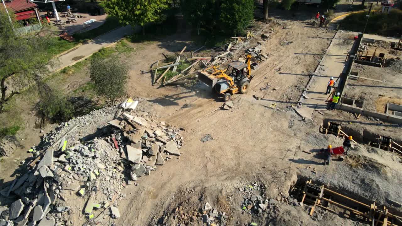 vista de drones de la excavadora en el sitio de construcción del parque de la ciudad trabajando