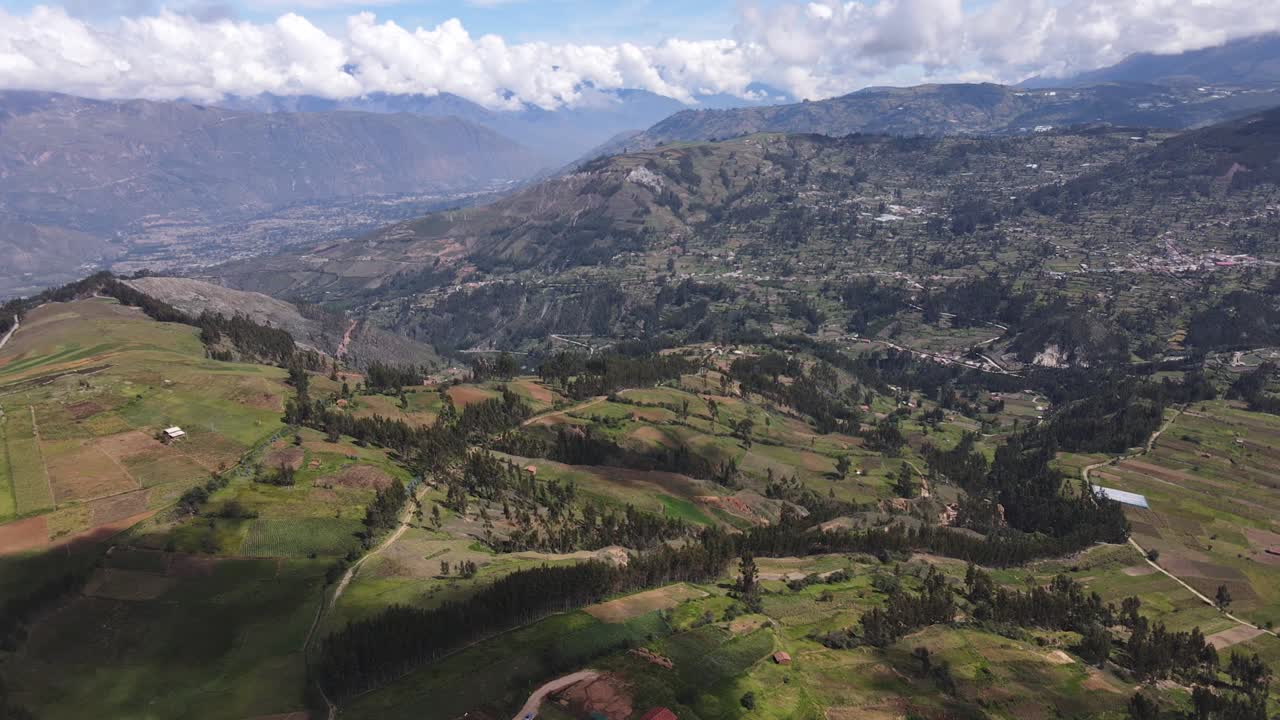 hermosa toma de drones de las enormes colinas y valles verdes dentro de las tierras altas en ancash peru