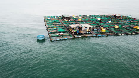 Rejilla-De-Piscifactoría-Flotante-En-Medio-Del-Océano-Del-Sudeste-Asiático,-Industria-De-Cría-De-Peces