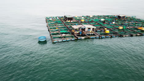 rejilla de piscifactoría flotante en medio del océano del sudeste asiático, industria de cría de peces