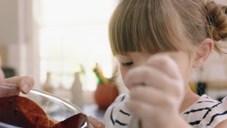 Glückliches-Kleines-Mädchen,-Das-Seiner-Mutter-Beim-Backen-In-Der-Küche-Hilft-Und-Spaß-Daran-Hat,-Zutaten-Zu-Mischen,-Während-Seine-Mutter-Zu-Hause-Ein-Rezept-Zubereitet