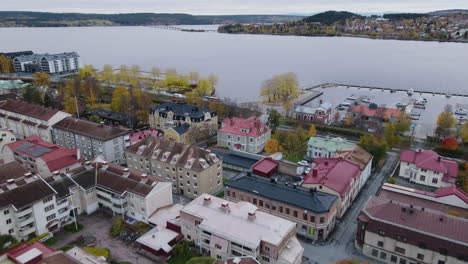 charmantes maisons résidentielles et bâtiments commerciaux dans la ville d'östersund en suède - vue aérienne