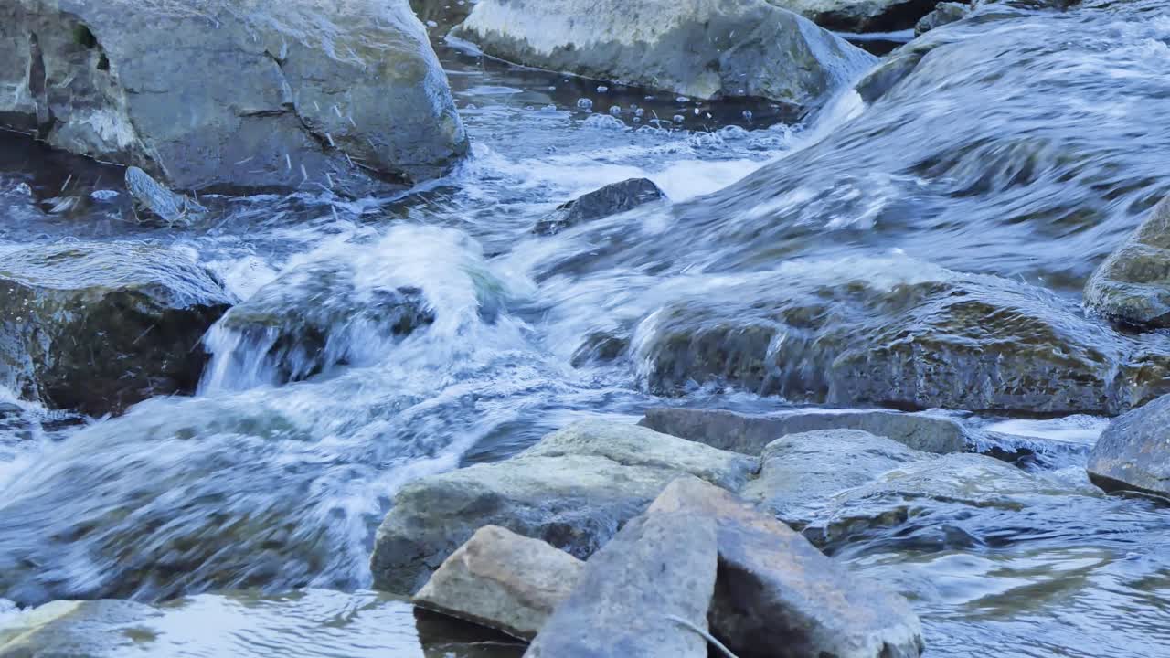 바위에 부서지는 파도