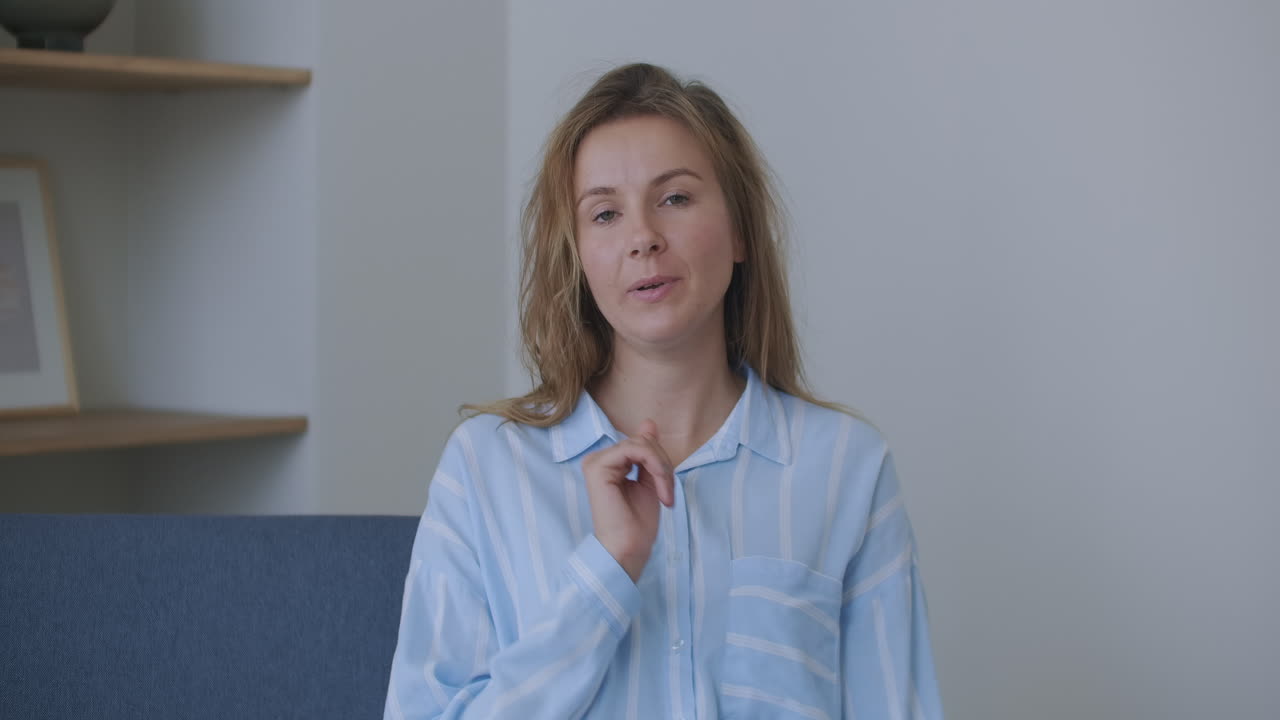 mujer habla con una cámara web haciendo una videoconferencia en línea a distancia. profesora de internet haciendo un chat a distancia trabajando desde casa. concepto de teletrabajo. vista de cámara web