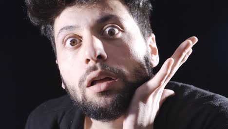 retrato en primer plano de un hombre loco y enfermo mental.