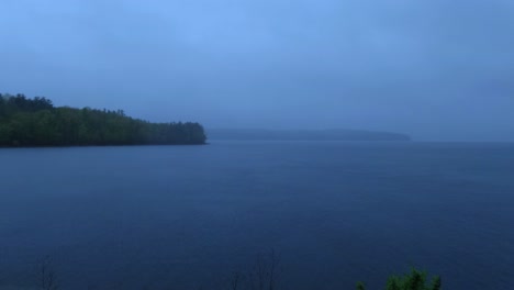 Hermoso-Y-Atmosférico-Lapso-De-Tiempo-De-Verano-Un-Lago-En-Las-Montañas-Apalaches-Durante-Un-Día-Tormentoso-Y-Lluvioso-Después-Del-Atardecer