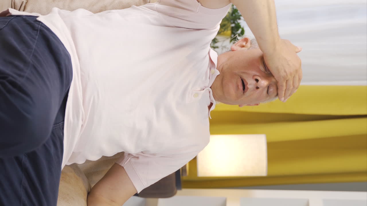 피곤하고 졸리는  ⁇ 은이의 수직 비디오.