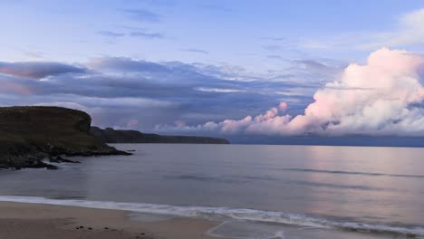 Abendlicher-Zeitraffer-Der-Wellen,-Die-über-Einen-Sandstrand-Krachen