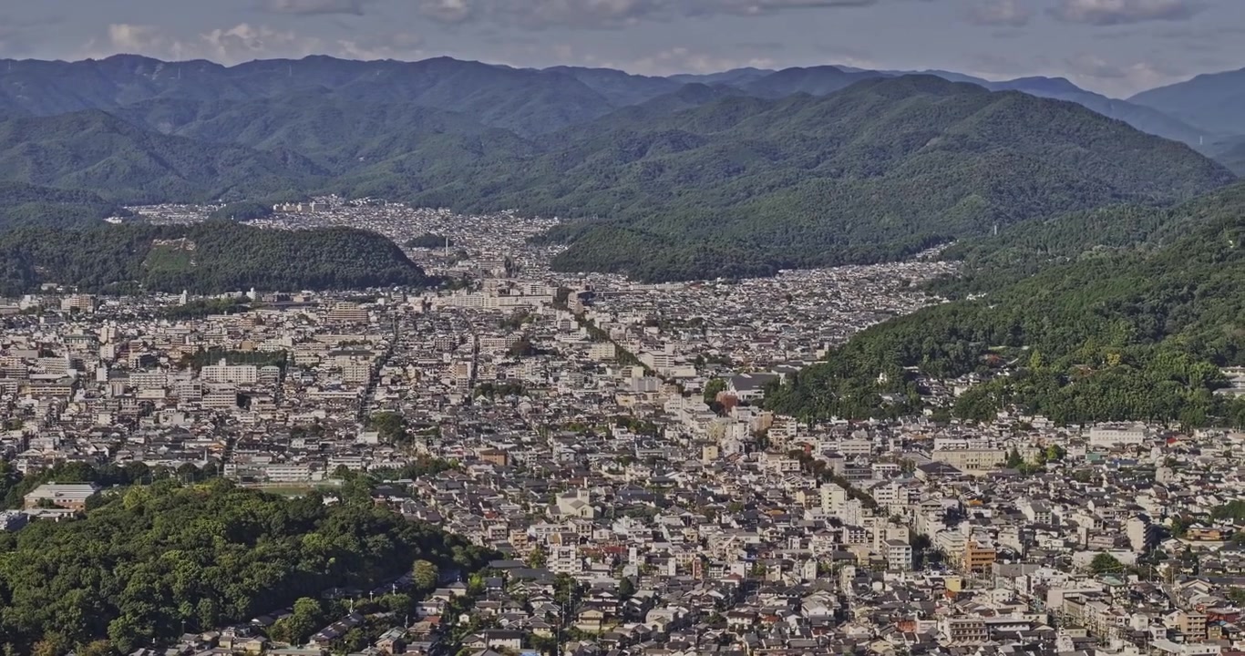 Kyoto Giappone Aerea v31 sorvolo panoramico con teleobiettivo ad alta quota sopra Shishigatani, che rivela i quartieri di Sakyo, i campus universitari e le montagne - Ripreso con Mavic 3 Pro Cine - 7 ottobre 2023