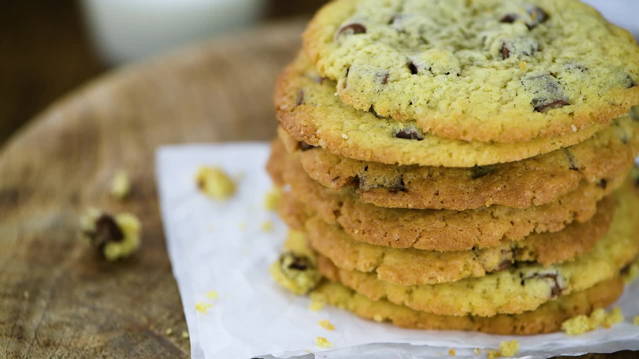 Biscotti con gocce di cioccolato rotanti (loop continuo).