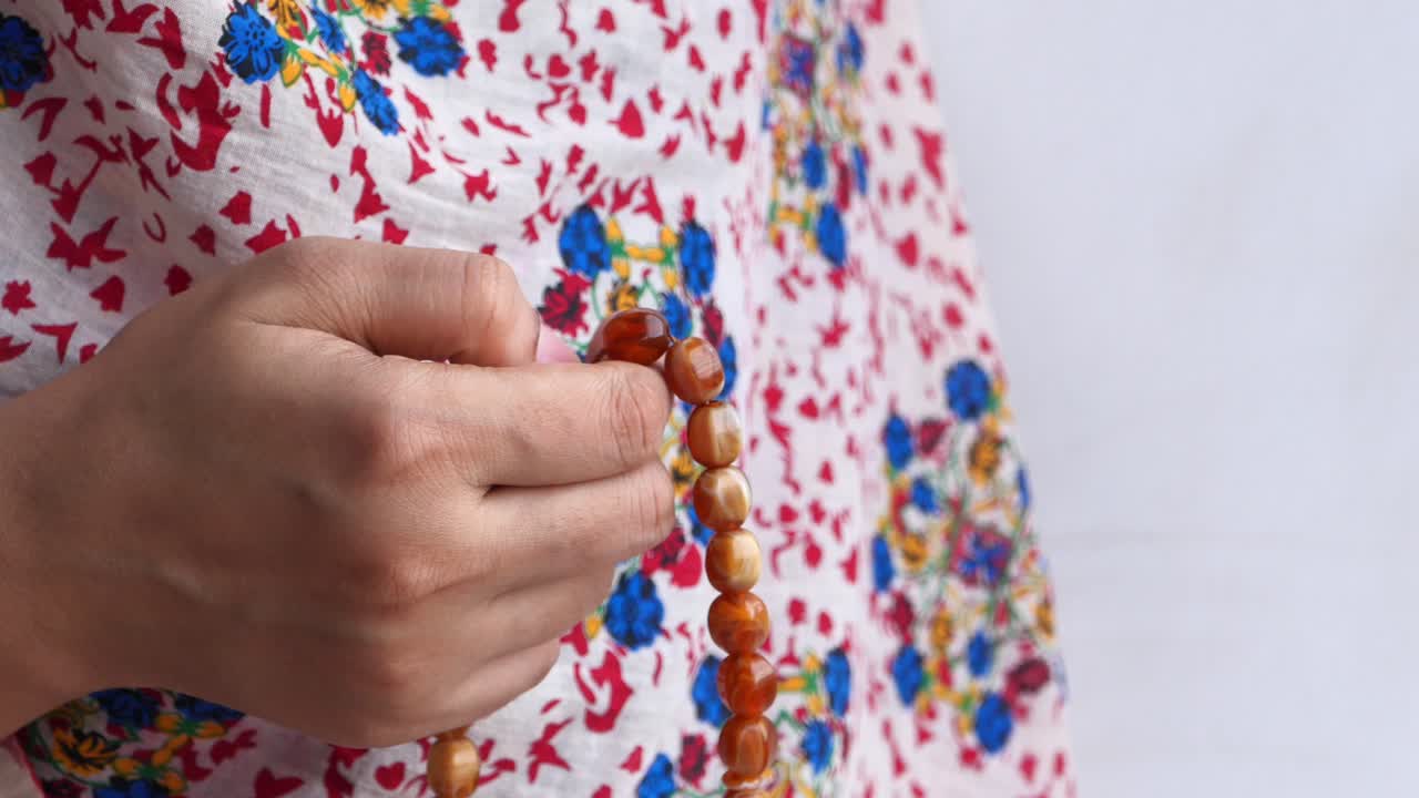 mujer con cuentas de oración