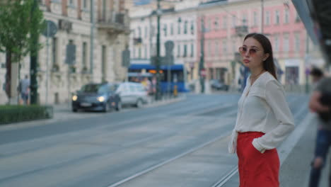 mujer esperando un autobús en la ciudad