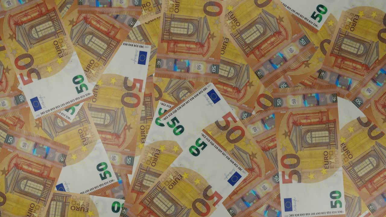 50 유로 지폐의 배경에는 많은 지폐가 있습니다.