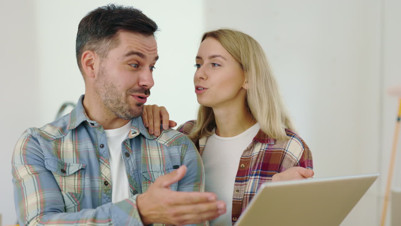 pareja trabajando juntos en una computadora portátil
