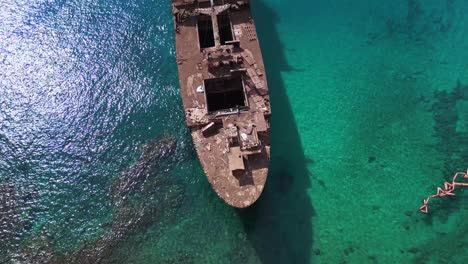 Ruhige-Luftaufnahme-Flug-Schiffsbuggy-Schiffswrack-Auf-Strand-Sandbank-Lanzarote-Kanarische-Inseln,-Sonniger-Tag-Spanien-2023