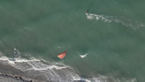 Antena-Alta:-Playa-Paralela-De-Kitesurf-En-Un-Océano-Verde-Picado-Y-Ventoso