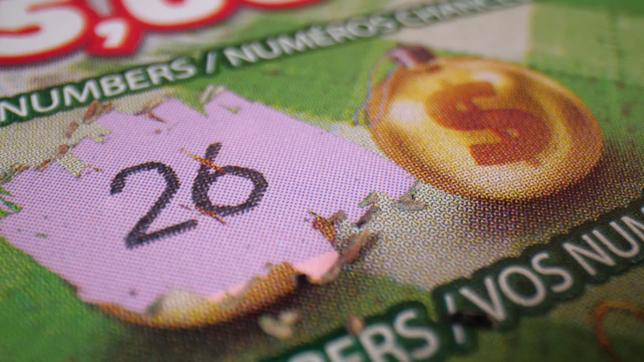 Scatto macro di una persona che gratta numeri fortunati su un biglietto della lotteria istantanea (gratta e vinci).