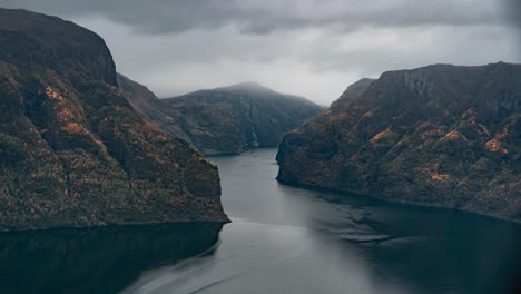 una impresionante vista en timelapse del fiordo de aurlands en otoño