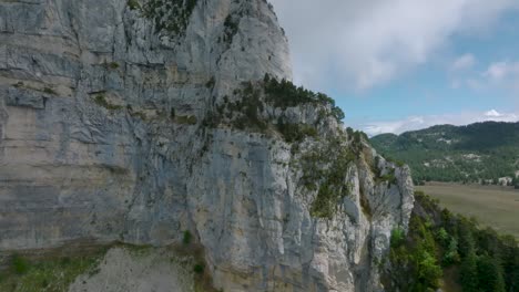 Luftaufnahme-Von-Little-Rock,-Einer-Bergkette-Mit-Erleuchteten-Kiefern