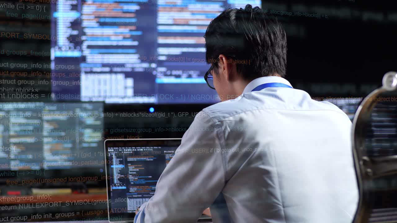 programador trabajando en código por la noche