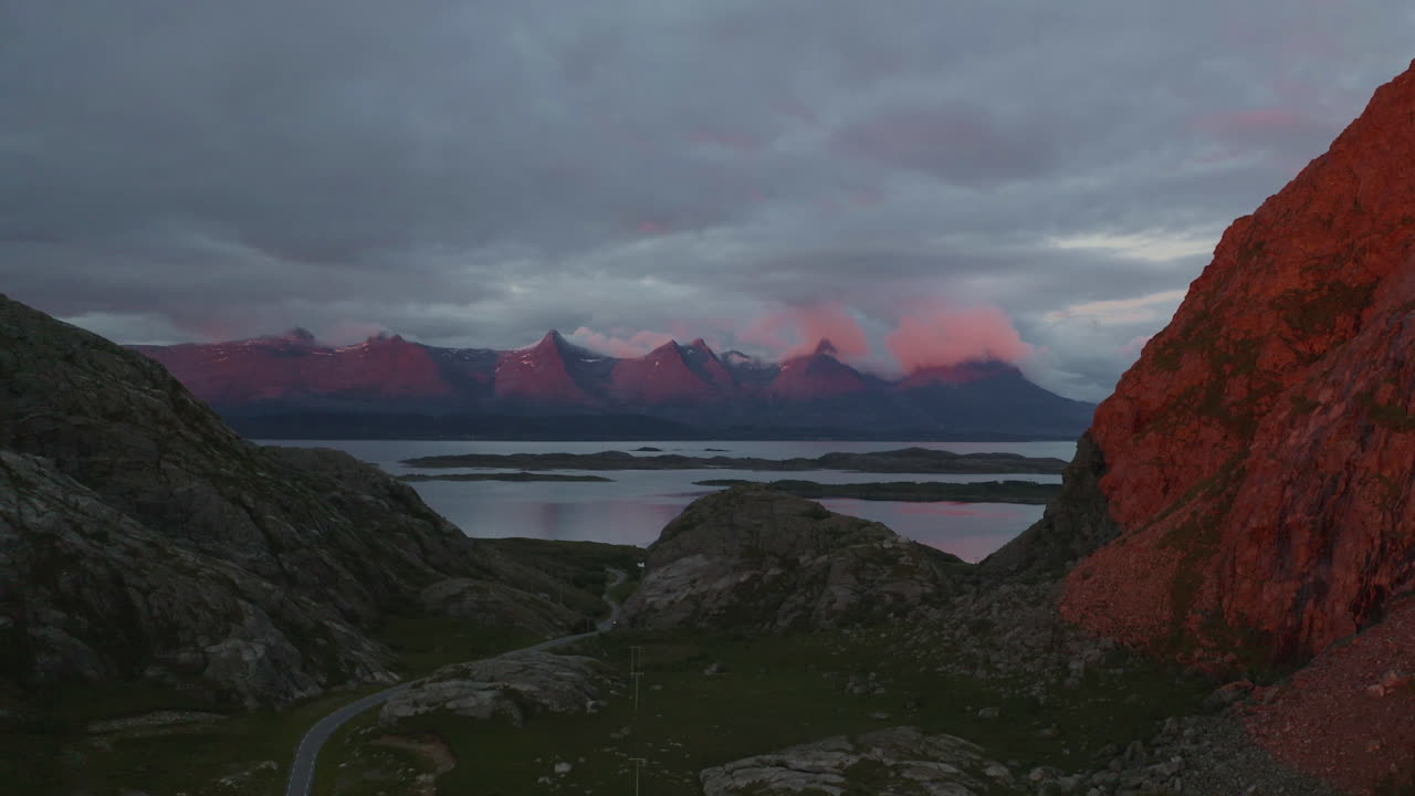la cordillera de las siete hermanas en la luz roja del atardecer, el avión no tripulado volando hacia la cordillera épica