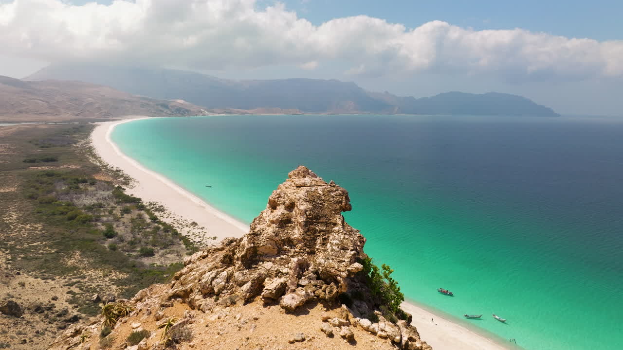 una vista impresionante de la playa de shoab en la isla de socotra, yemen - tomada desde un avión no tripulado